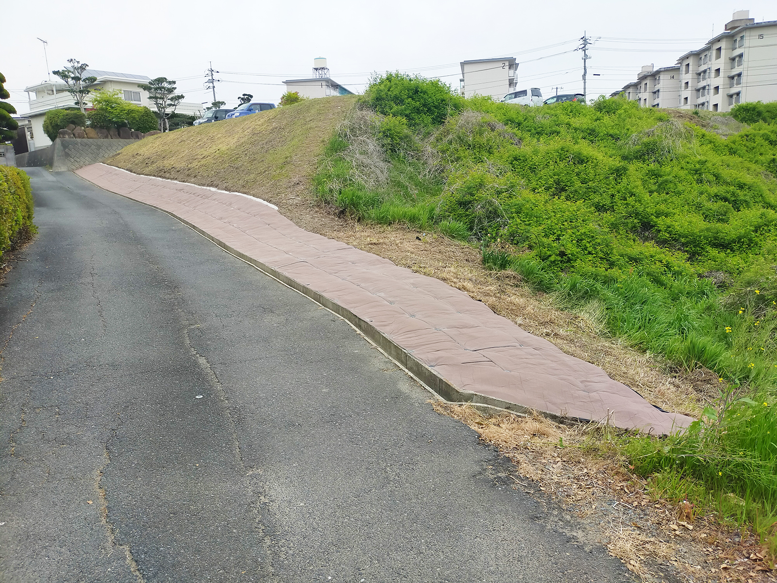線路脇や道路脇の防草対策に使用するドライマット